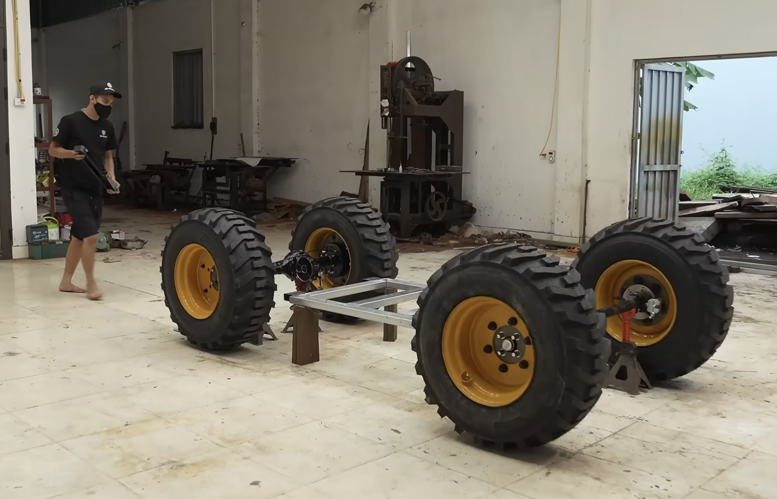 Hệ thống gầm thép chắc chắn của xe địa hình bằng gỗ