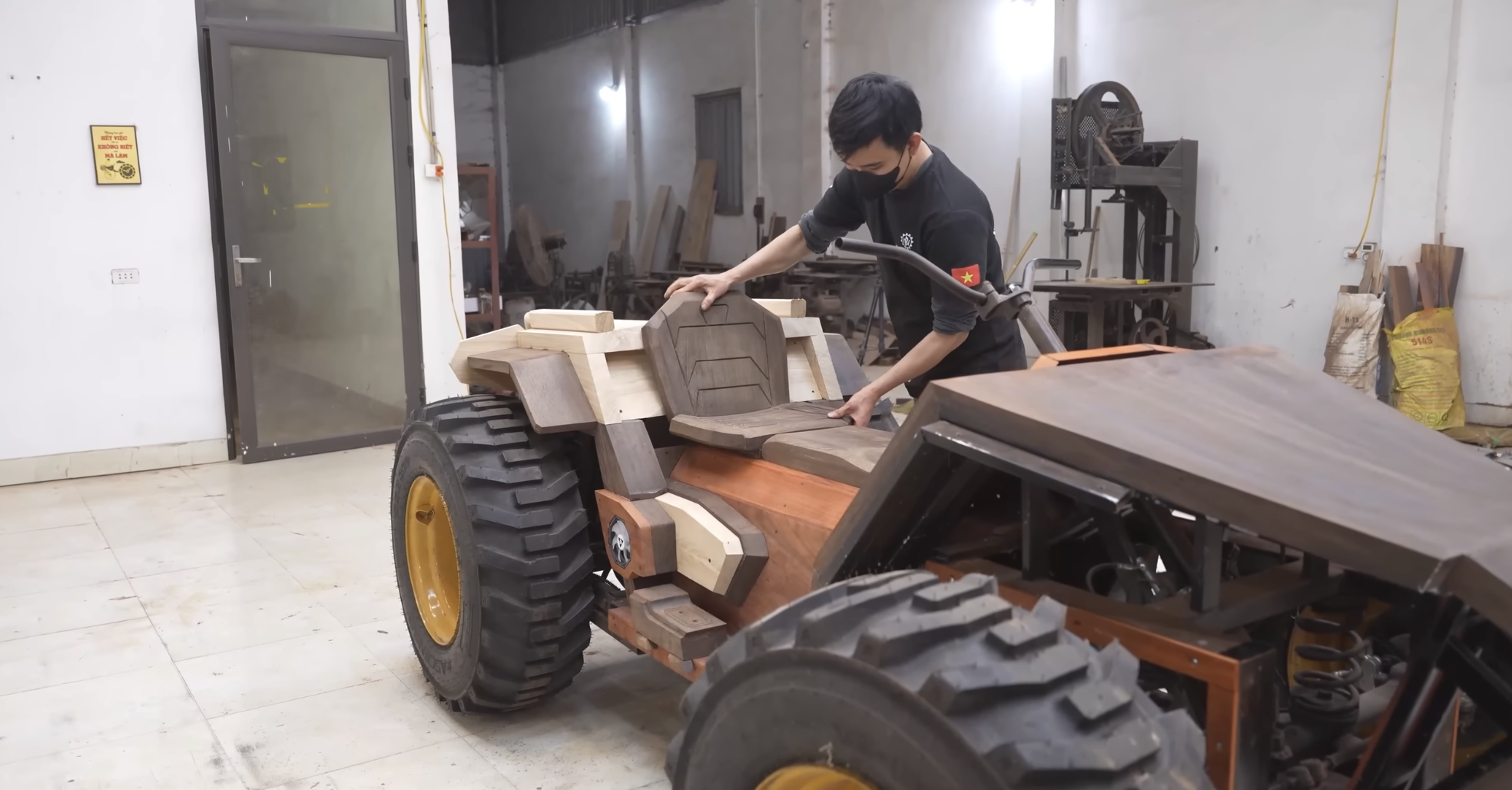 Đường nét gỗ tự nhiên trên xe địa hình