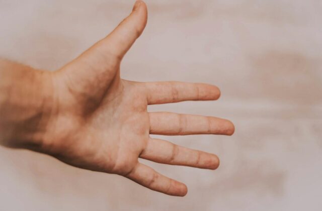 Tại Sao Kích Thước Ngón Tay Của Chúng Ta Lại Khác Nhau?