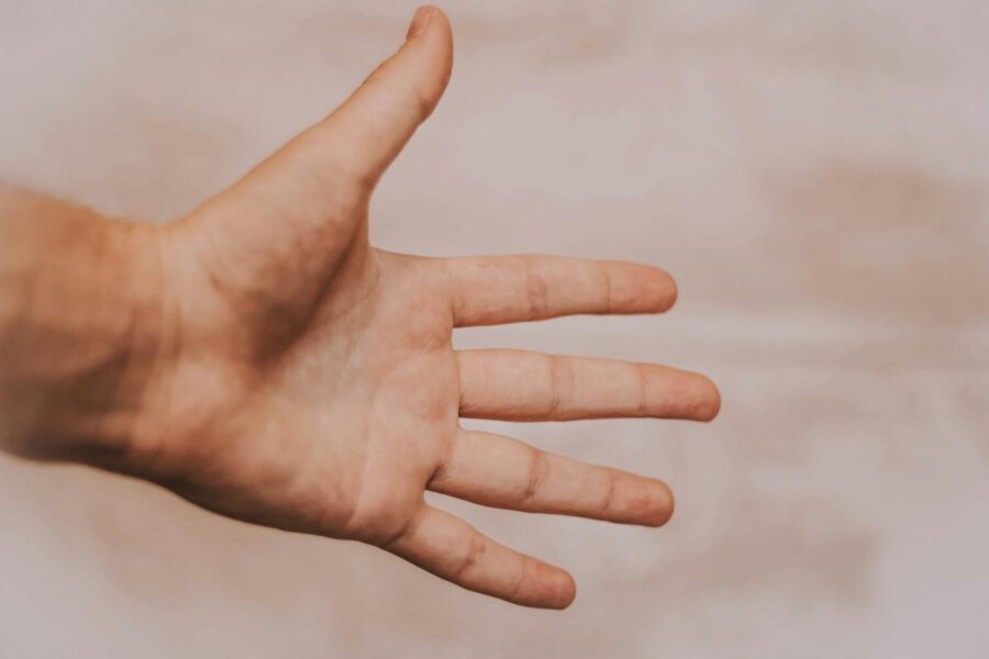 Tại Sao Kích Thước Ngón Tay Của Chúng Ta Lại Khác Nhau?