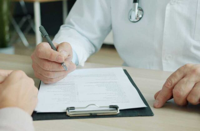 Tại Sao Chữ Viết Của Bác Sĩ Lại Khó Đọc: Nguyên Nhân Đằng Sau Hiện Tượng Toàn Cầu