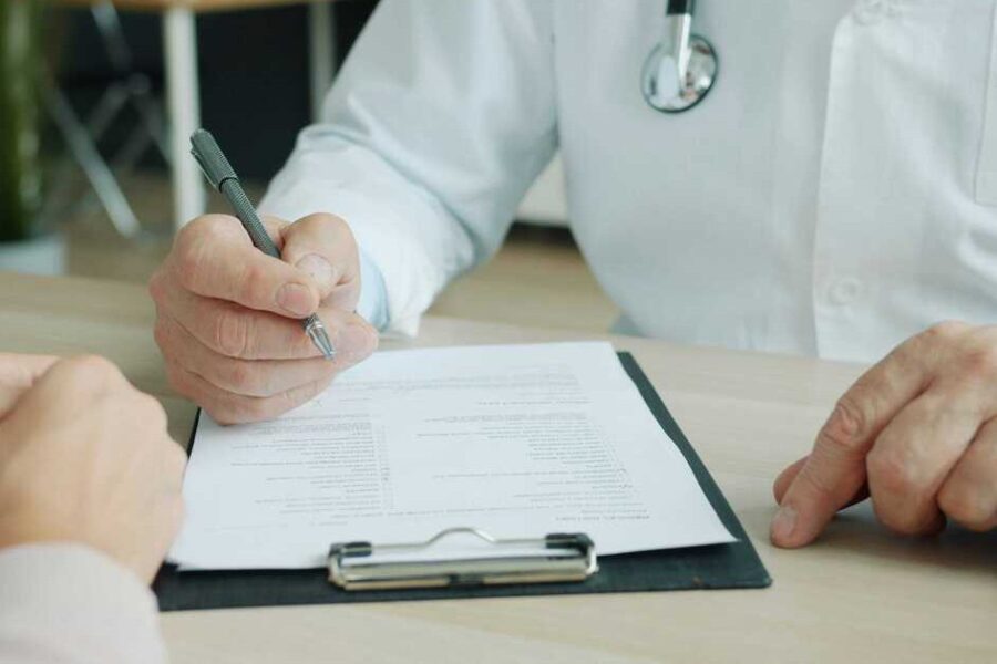 Tại Sao Chữ Viết Của Bác Sĩ Lại Khó Đọc: Nguyên Nhân Đằng Sau Hiện Tượng Toàn Cầu