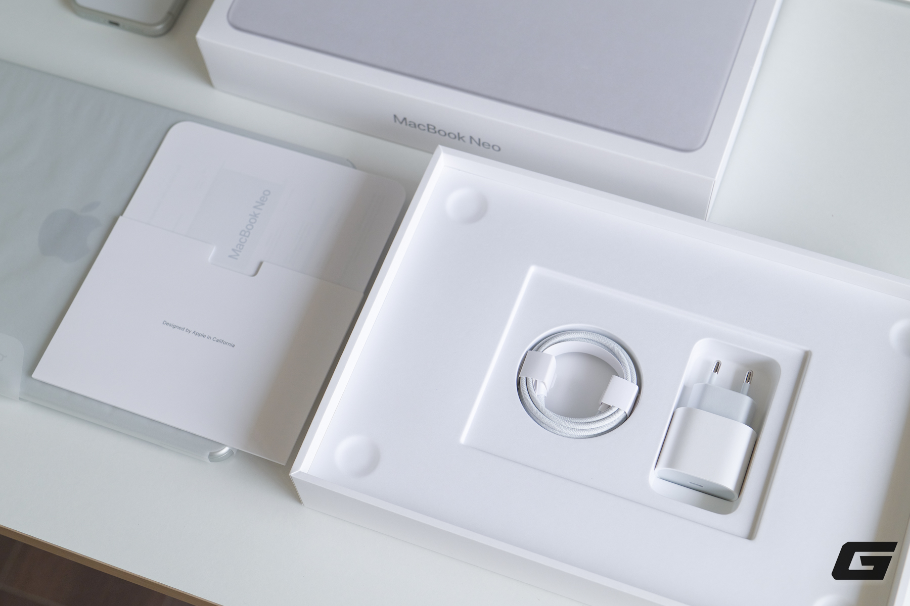 Nội thất hộp MacBook Neo Nội thất hộp MacBook Neo