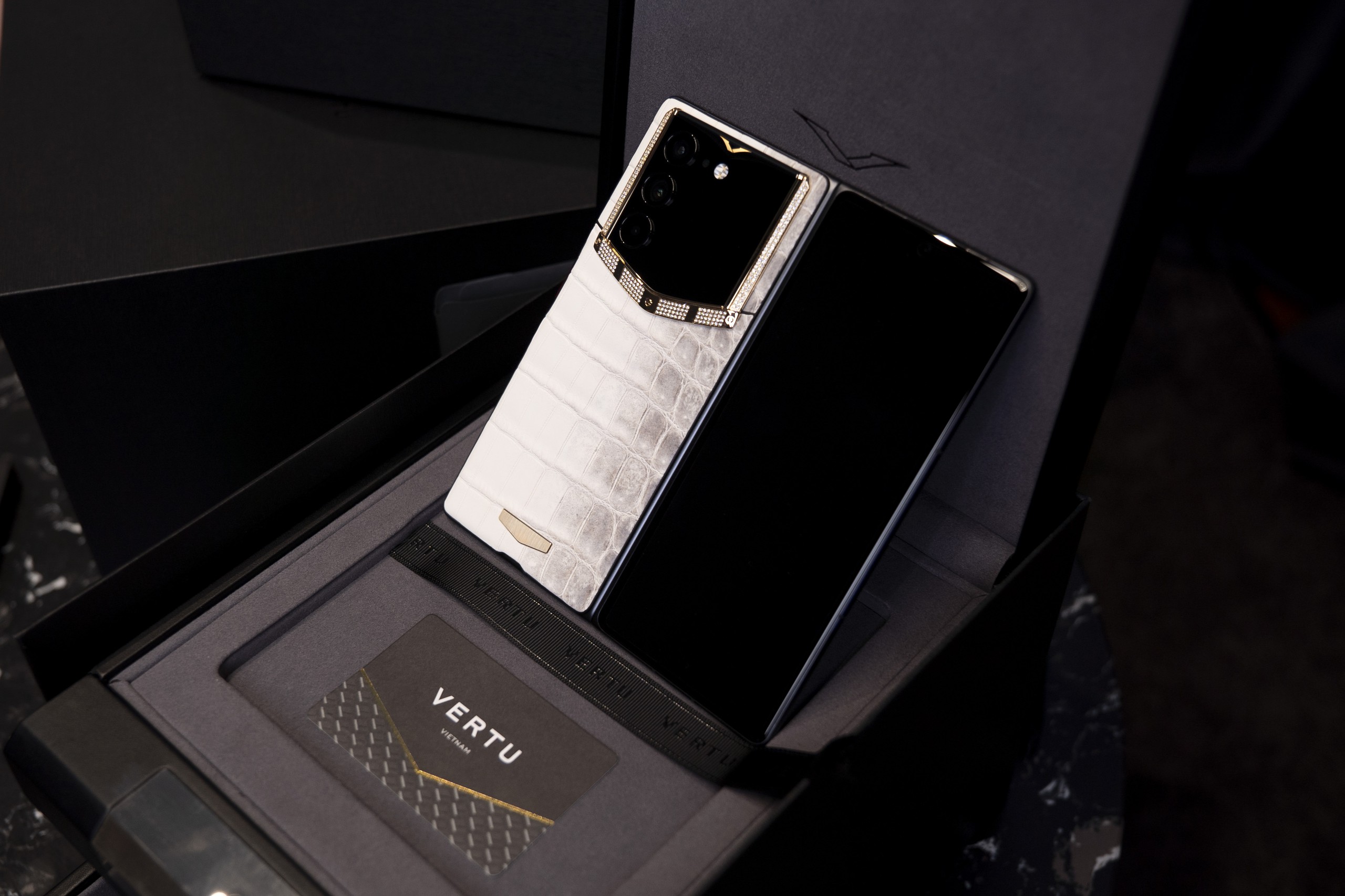 Vertu AlphaFold: Điện Thoại Gập Xa Xỉ Đổ Bộ Thị Trường Việt Nam - Ảnh 6.