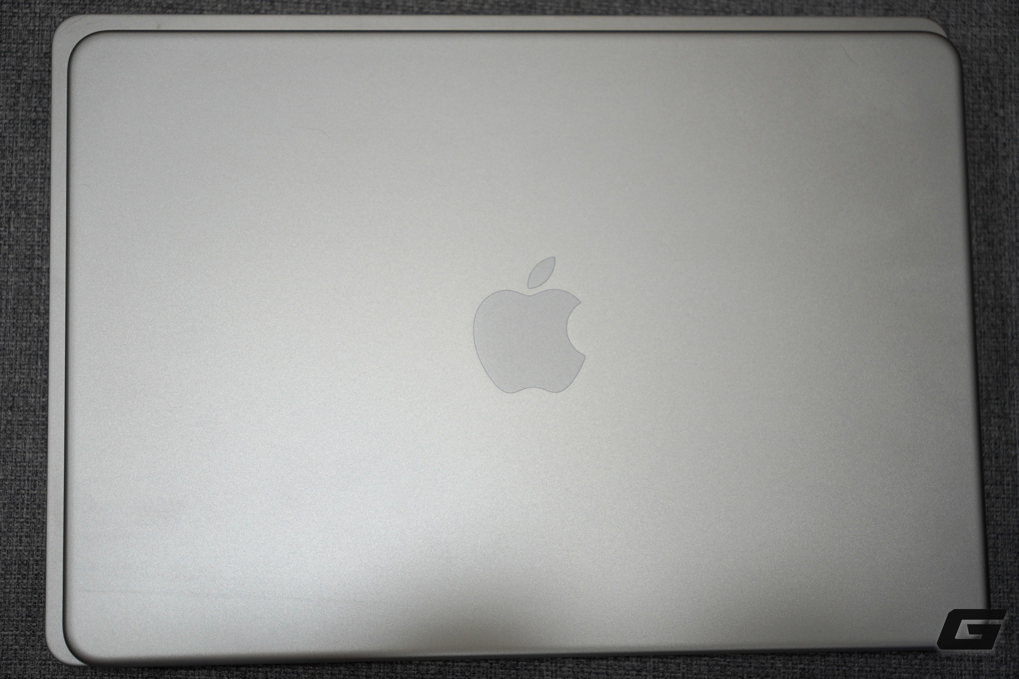 MacBook Neo gọn nhẹ và dễ dàng mang theo.