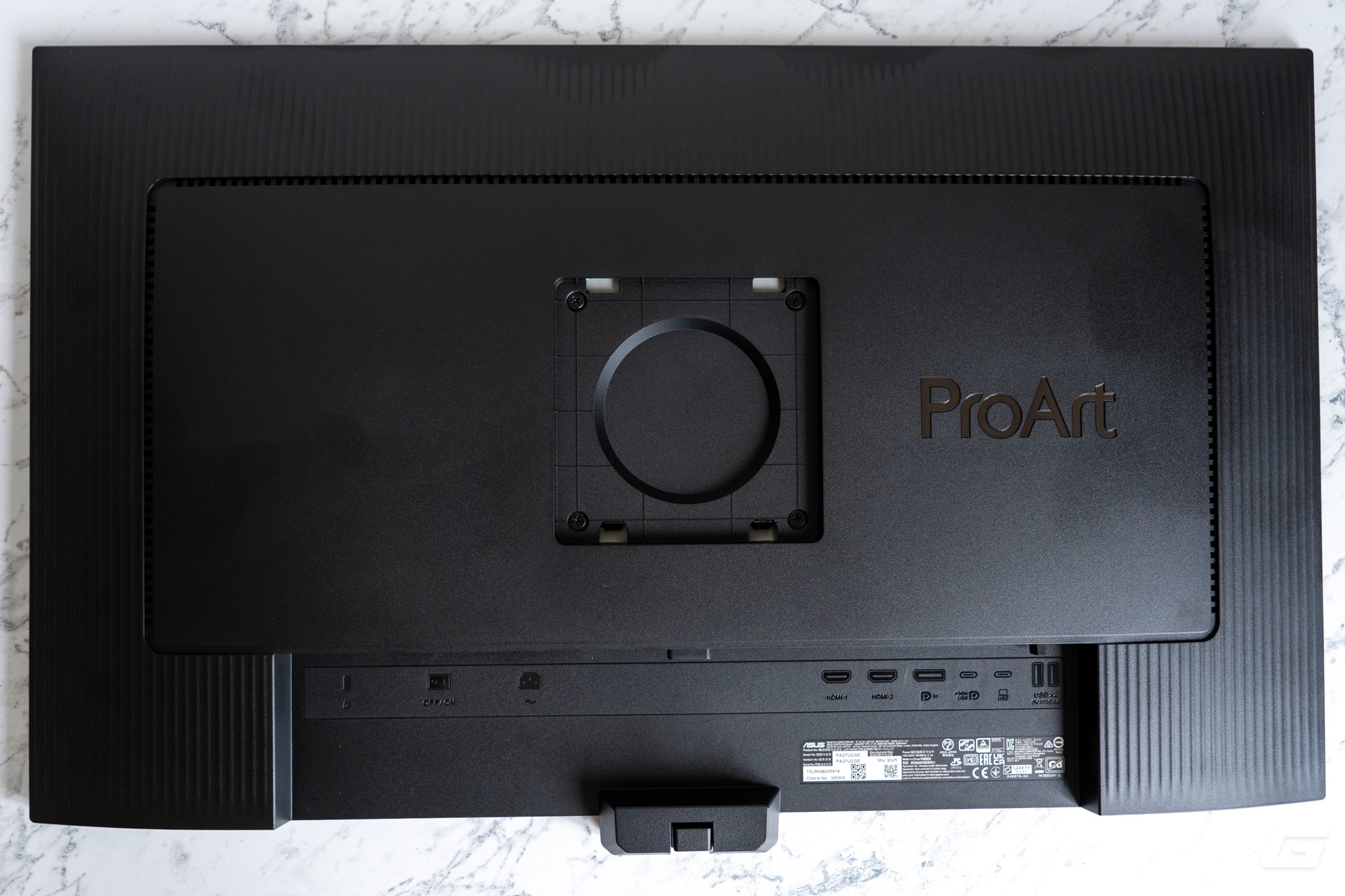 Thiết kế gọn gàng của ASUS ProArt PA27UCGE