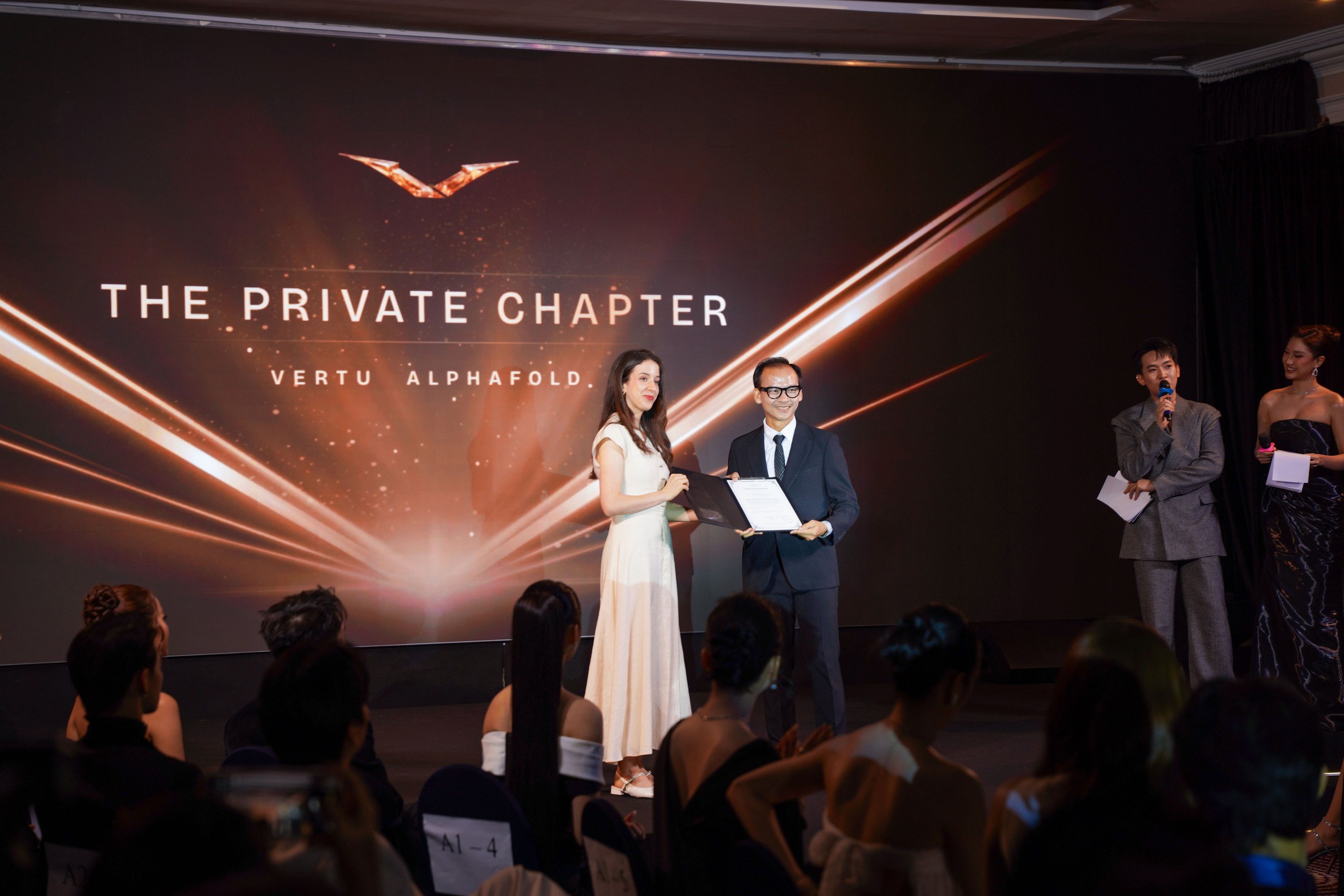 Vertu AlphaFold: Điện Thoại Gập Xa Xỉ Đổ Bộ Thị Trường Việt Nam - Ảnh 4.