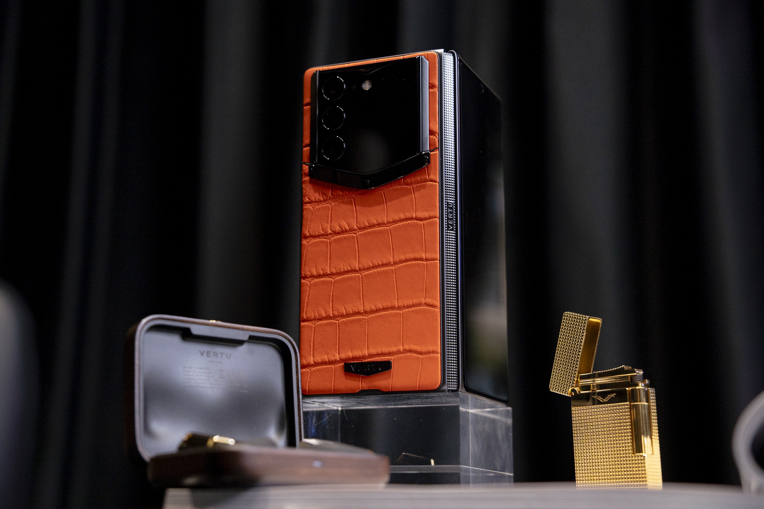 Vertu AlphaFold: Điện Thoại Gập Xa Xỉ Đổ Bộ Thị Trường Việt Nam - Ảnh 2.