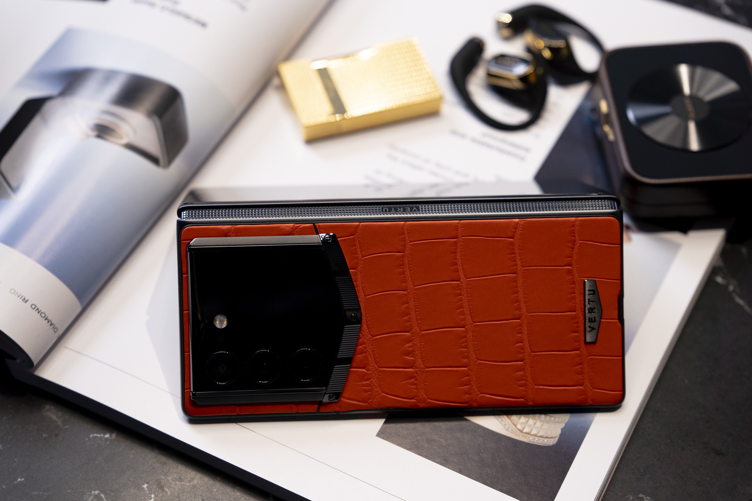 Vertu AlphaFold: Điện Thoại Gập Xa Xỉ Đổ Bộ Thị Trường Việt Nam - Ảnh 3.