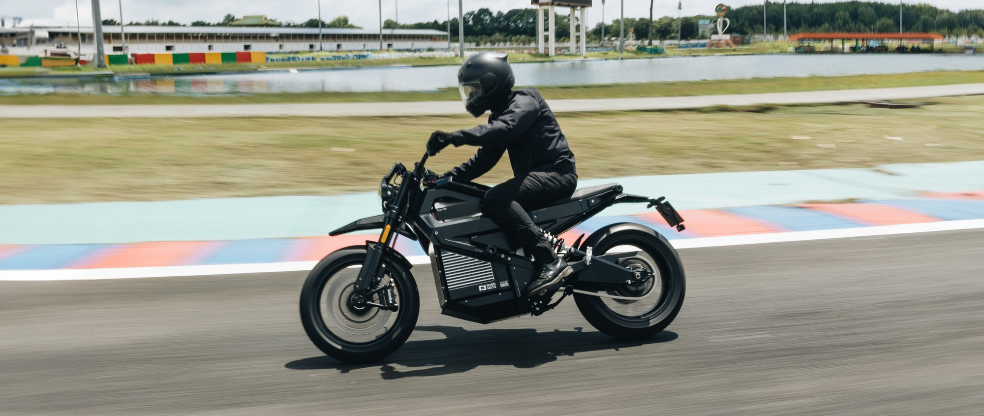 Nuen N1-S chạy thử tại trường đua Đại Nam. Ảnh: Nuen Moto