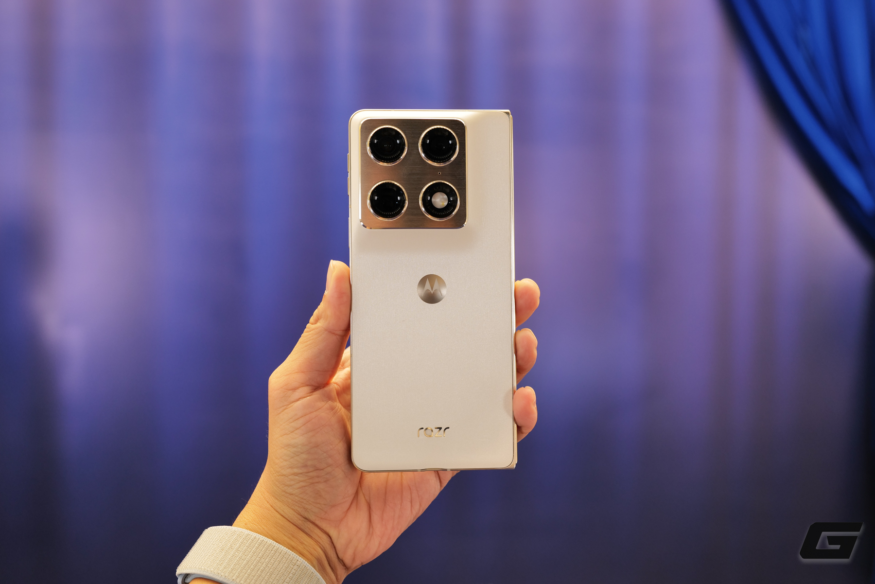 Motorola Razr Fold Được Ra Mắt Giá 50 Triệu Đồng Tại Việt Nam - Ảnh 2.