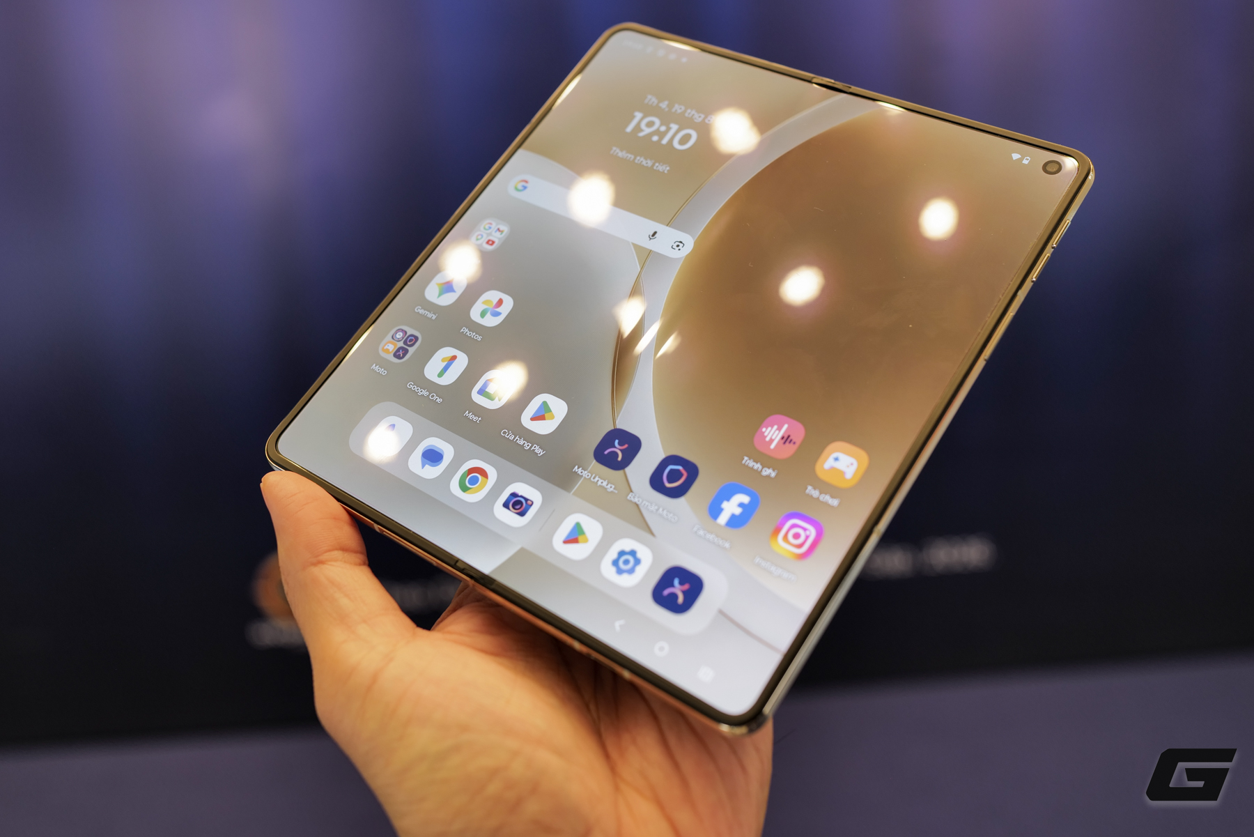 Motorola Razr Fold Được Ra Mắt Giá 50 Triệu Đồng Tại Việt Nam - Ảnh 3.