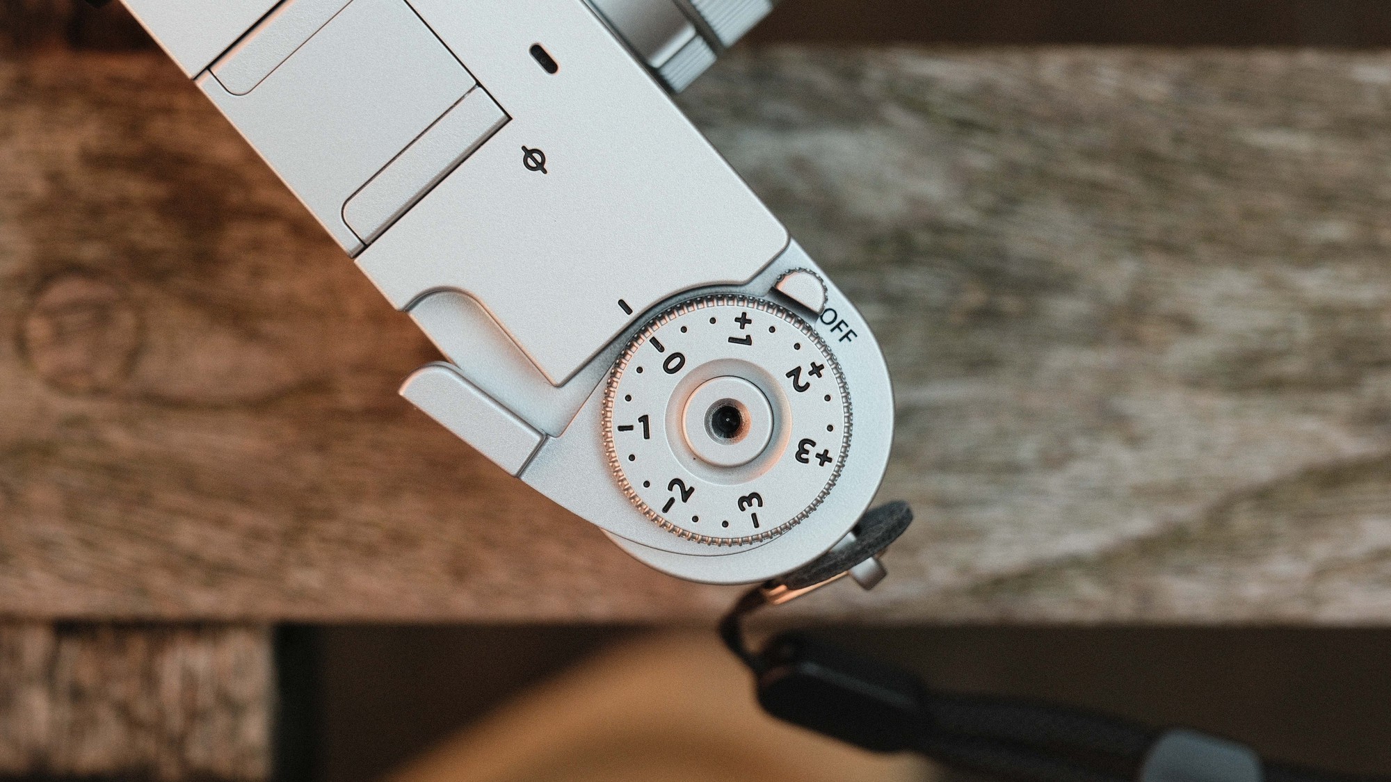 Fujifilm X half: Khi chụp ảnh trở thành một... "vai diễn", hóa ra Fujifilm không bán thiết bị mà là bán cảm xúc- Ảnh 2.