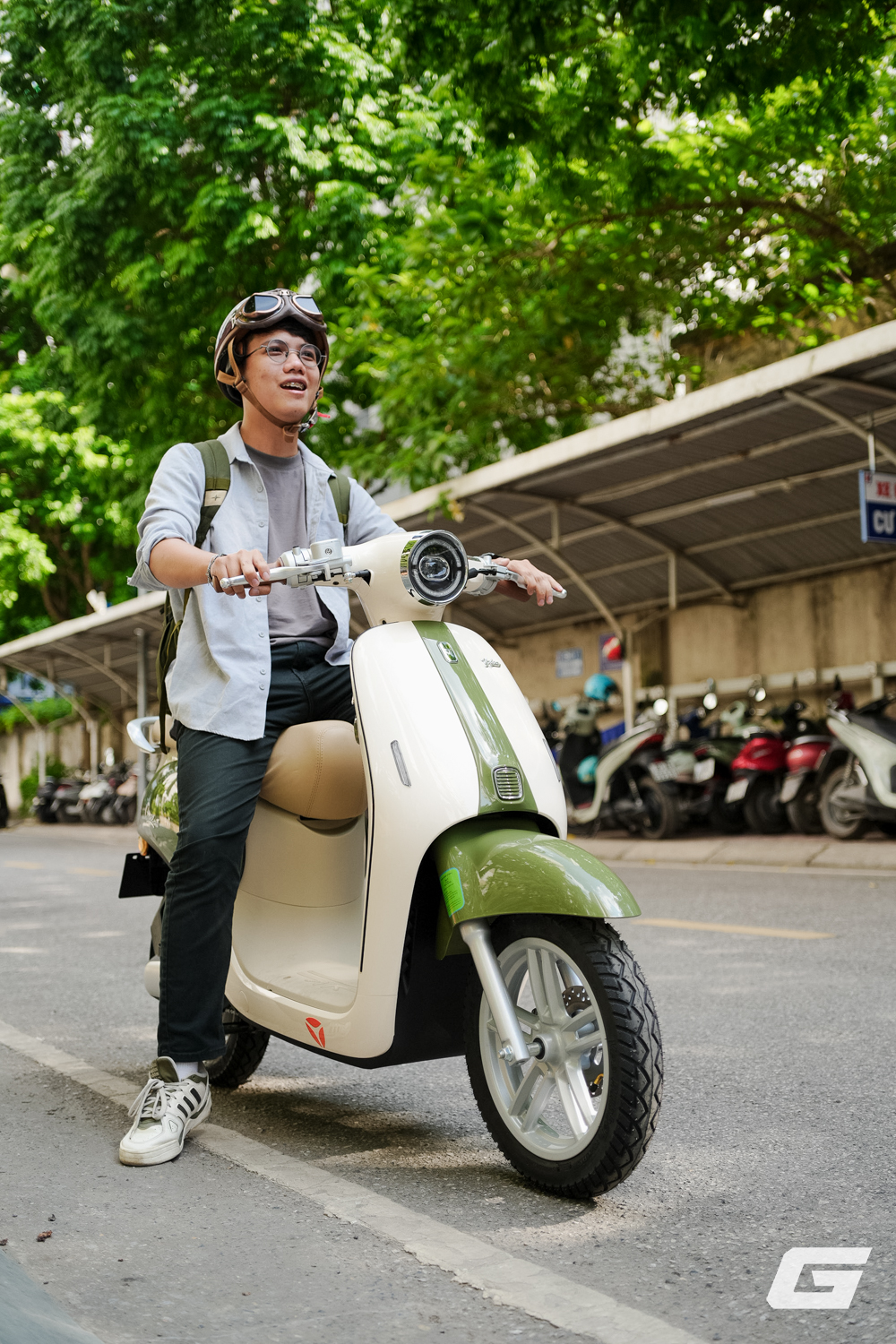 Yadea Omee phiên bản màu trắng - xanh lá trẻ trung, nổi bật.