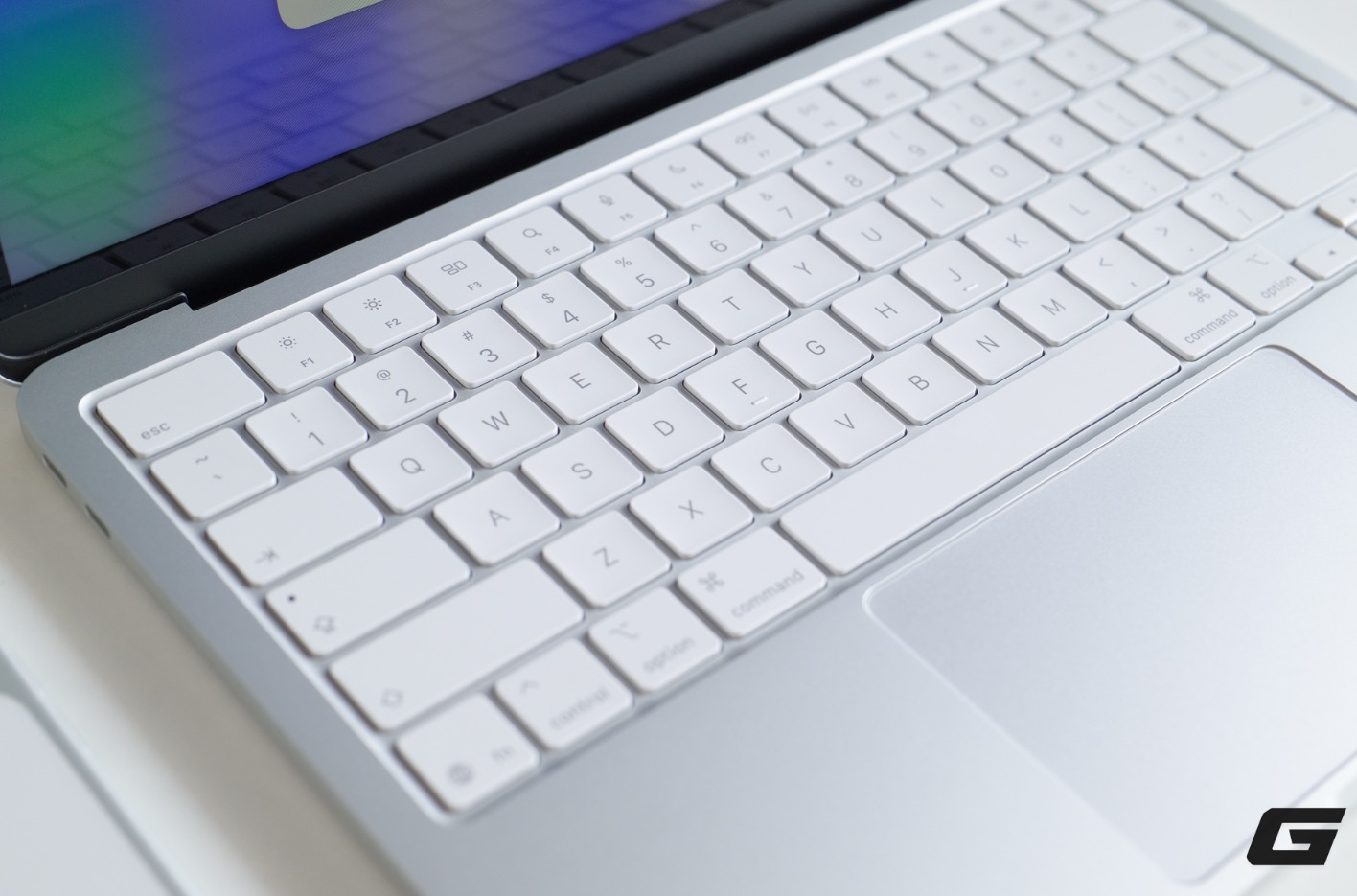 Thiết kế bàn phím đẹp trên MacBook Neo.