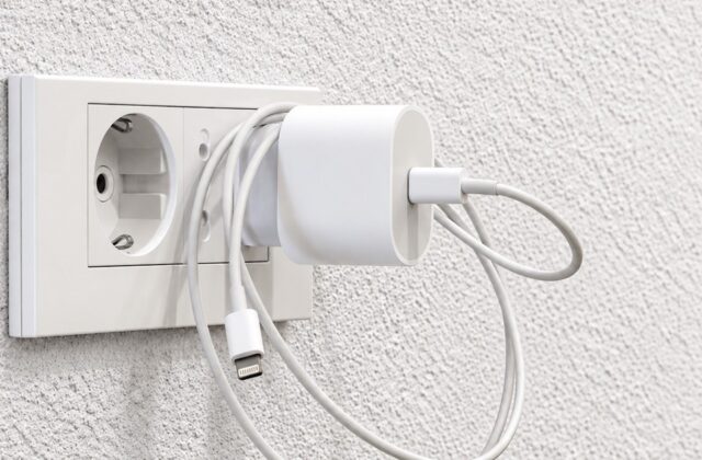Rút củ sạc khỏi ổ điện: Vì sao nên biến thành thói quen