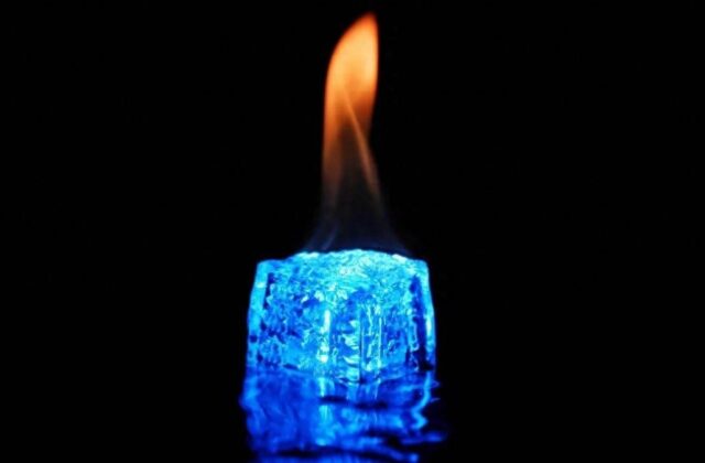 Băng siêu ion hcp: phát hiện trạng thái băng bền ở hơn 2.300°C dưới áp suất triệu atmosphere